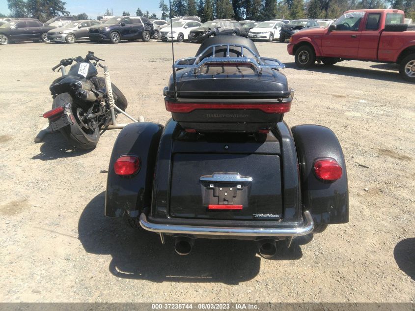 2018 HARLEY-DAVIDSON FLHTCUTG TRI GLIDE ULTRA 1HD1MAD18JB858984