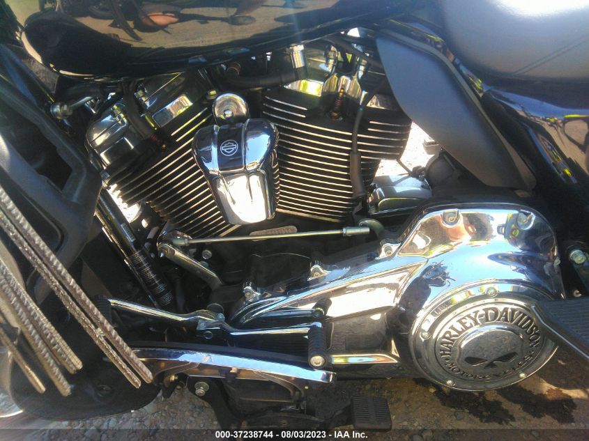 2018 HARLEY-DAVIDSON FLHTCUTG TRI GLIDE ULTRA 1HD1MAD18JB858984