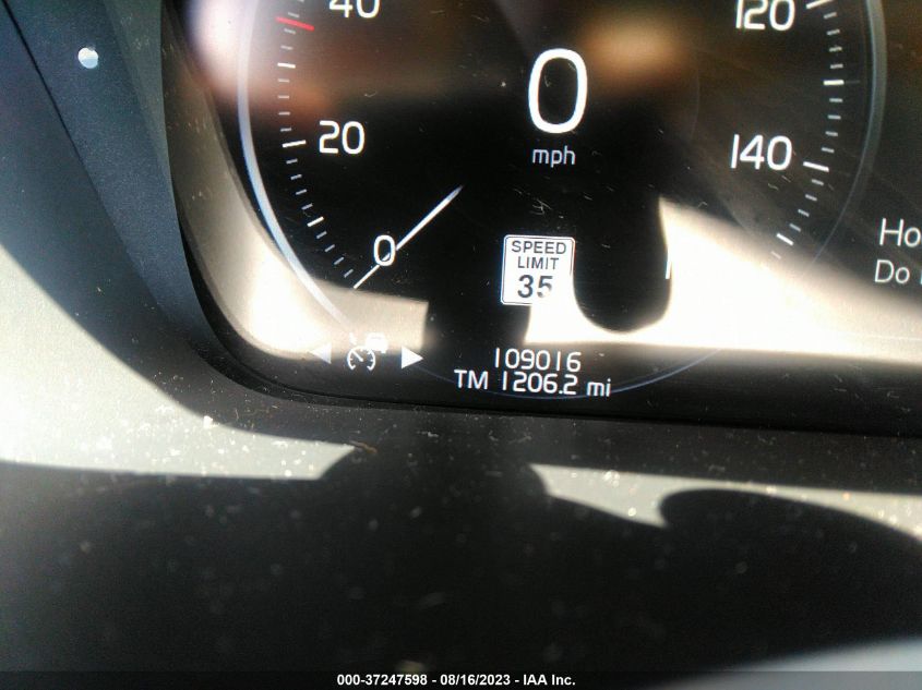 2016 VOLVO XC90 T6 MOMENTUM - YV4A22PK9G1077338