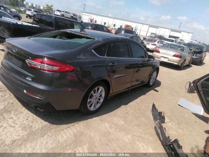 3FA6P0HD8KR214014 Ford Fusion SE 4