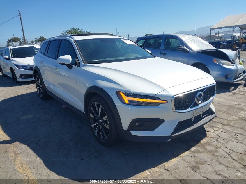 YV4102WK3M1072834 VOLVO V60 CROSS COUNTRY T5 MOMENTUM 2021