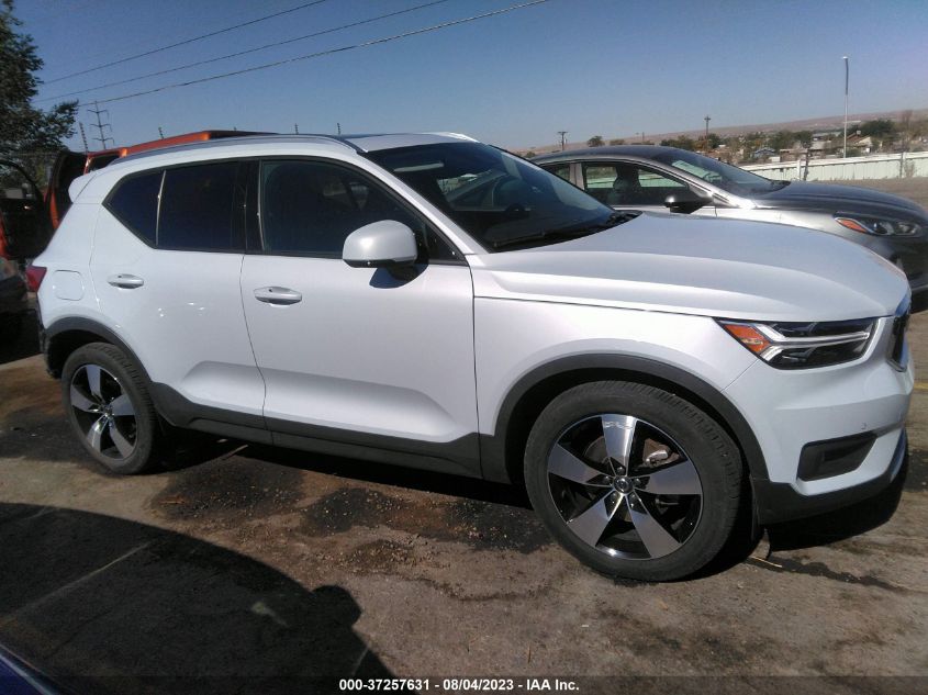 2021 VOLVO XC40 MOMENTUM YV4162UK7M2579750