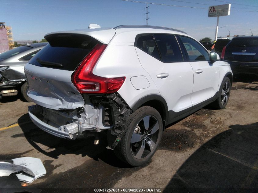 2021 VOLVO XC40 MOMENTUM YV4162UK7M2579750