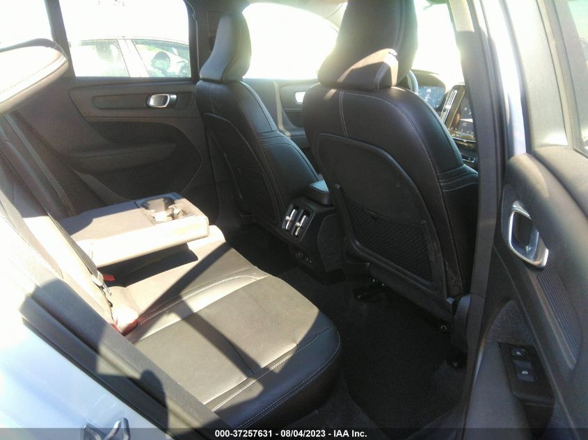2021 VOLVO XC40 MOMENTUM YV4162UK7M2579750