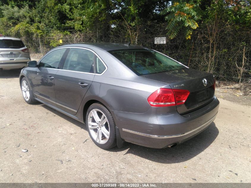 2015 VOLKSWAGEN PASSAT 1.8T SE W/SUNROOF & NAV - 1VWBT7A34FC072812