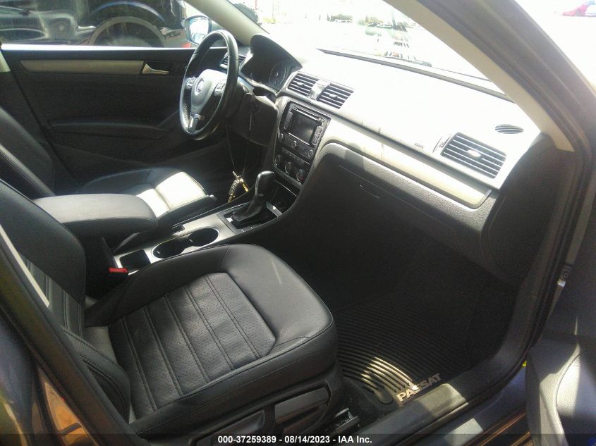 2015 VOLKSWAGEN PASSAT 1.8T SE W/SUNROOF & NAV - 1VWBT7A34FC072812