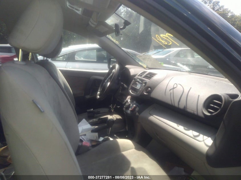 VIN JTMBFREV1JJ215933 2018 TOYOTA RAV4 LE