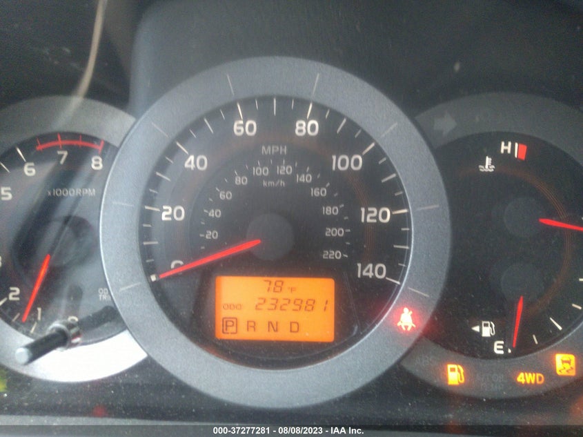 VIN JTMBFREV1JJ215933 2018 TOYOTA RAV4 LE