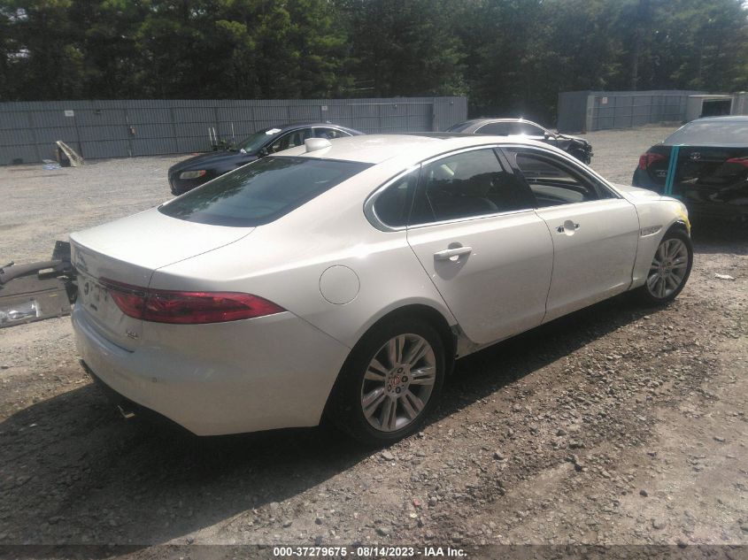 VIN SAJBJ4BVXHCY35217 2017 JAGUAR XF 35T PREMIUM
