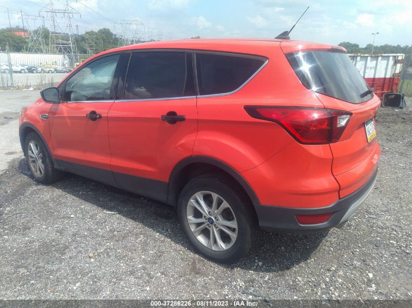 2019 FORD ESCAPE SE - 1FMCU9GD1KUB32495