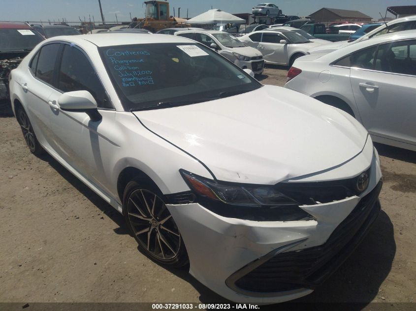2021 TOYOTA CAMRY LE - 4T1C11AK7MU585802