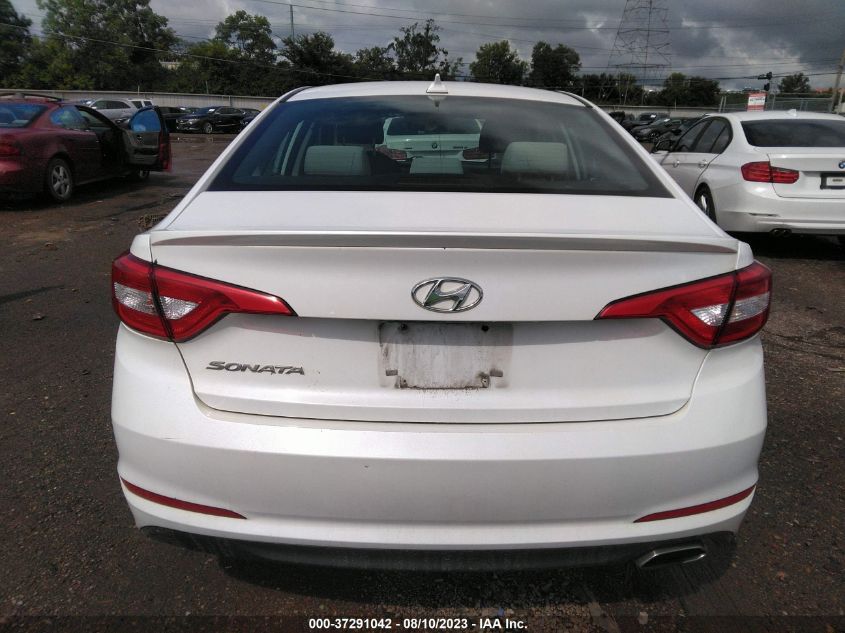 2015 HYUNDAI SONATA 2.4L SE - 5NPE24AF0FH192171