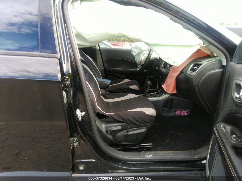 VIN 3C4NJDBB4JT392977 2018 JEEP COMPASS LATITUDE