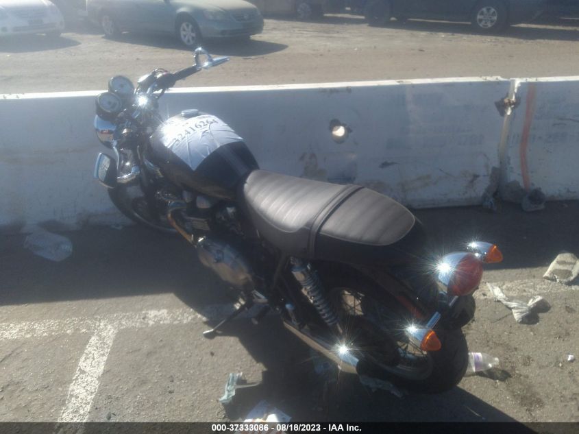 2011 TRIUMPH MOTORCYCLE THRUXTON 900 - SMT920K16BT459396