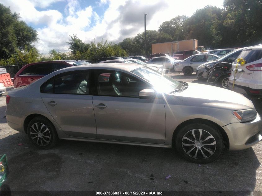 2014 VOLKSWAGEN JETTA SEDAN SE - 3VWD17AJ8EM300014