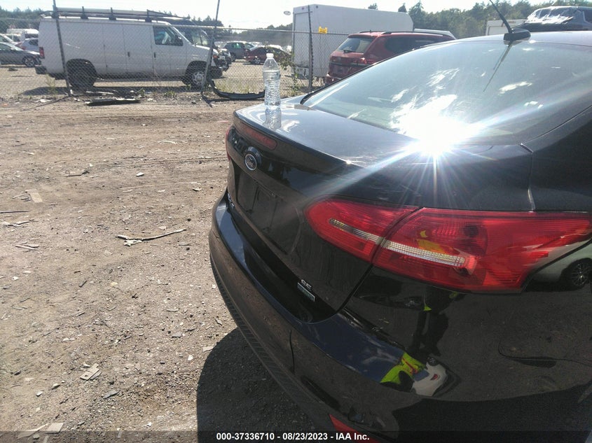 VIN 1FADP3FE9JL216503 2018 FORD FOCUS SE