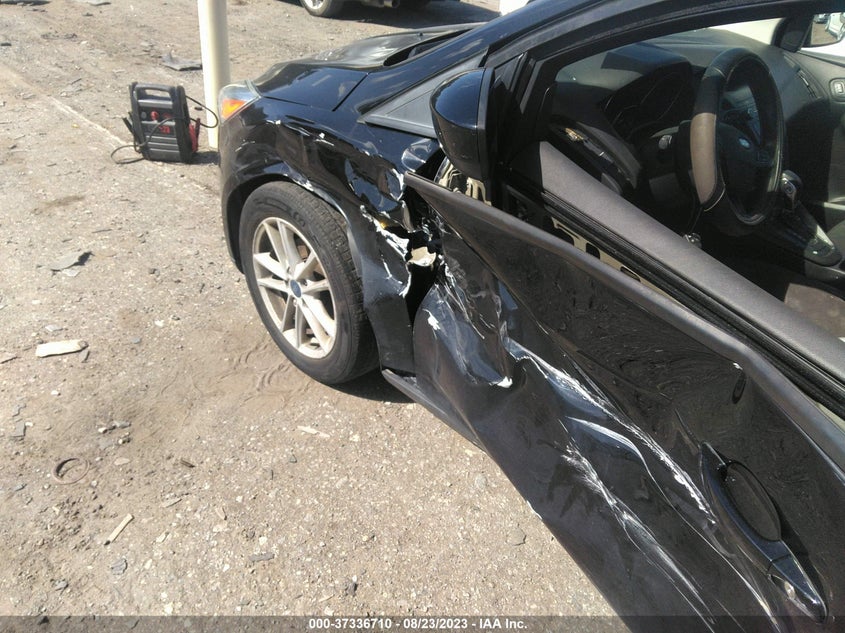 VIN 1FADP3FE9JL216503 2018 FORD FOCUS SE