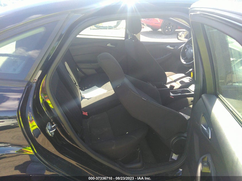 VIN 1FADP3FE9JL216503 2018 FORD FOCUS SE