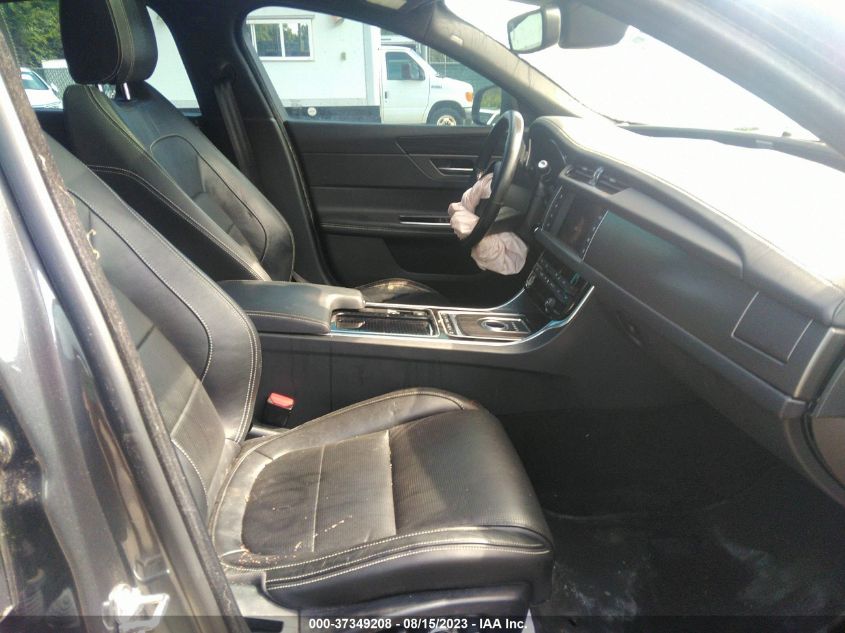 2016 JAGUAR XF S SAJBG4BV1GCY09084
