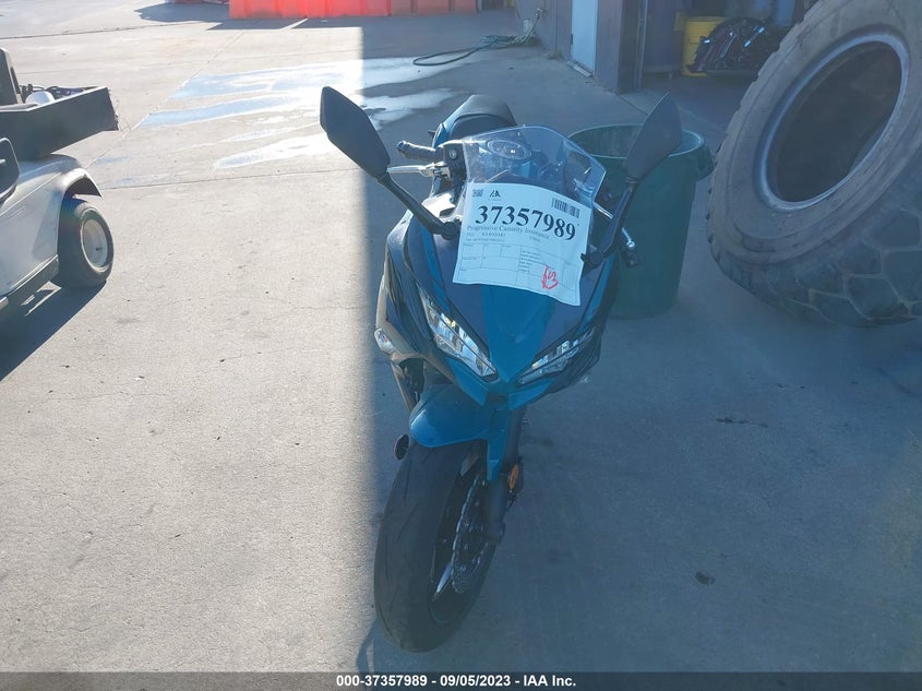 VIN ML5EXEM17MDA25331 2021 KAWASAKI EX650 M