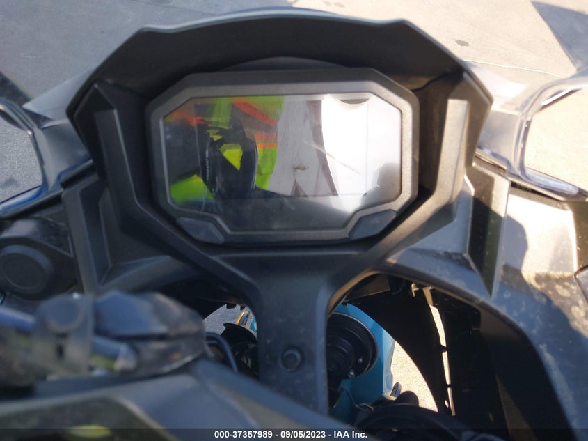 VIN ML5EXEM17MDA25331 2021 KAWASAKI EX650 M