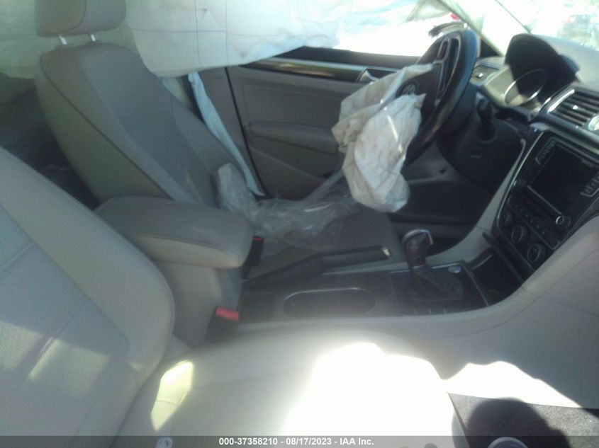 2017 VOLKSWAGEN PASSAT SE - 1VWGT7A32HC006655