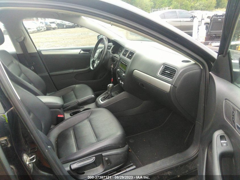 2013 VOLKSWAGEN JETTA SEDAN SE - 3VWDP7AJ6DM354781