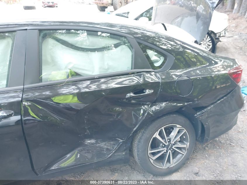 3KPF24AD7NE495616 Kia Forte LXS 6