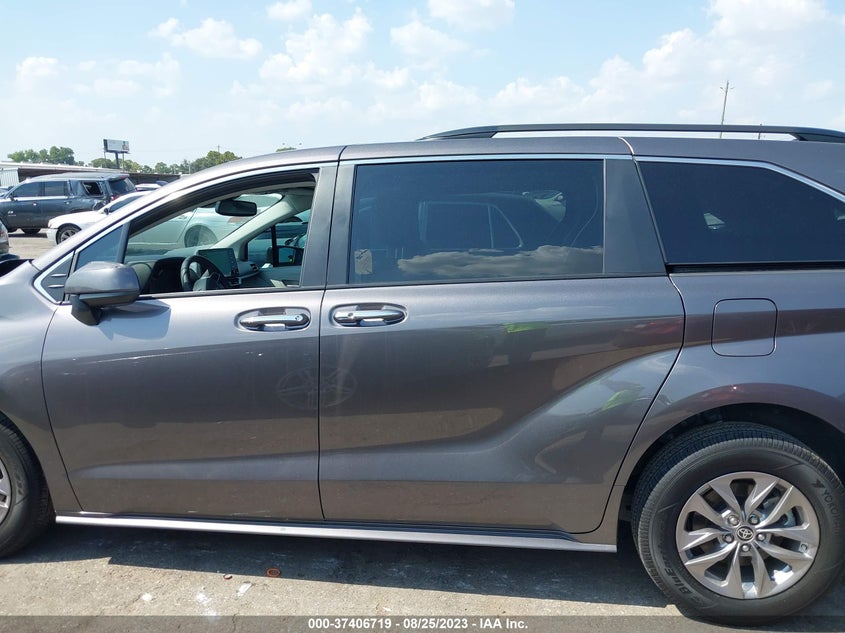 VIN 5TDYRKEC2NS136352 2022 TOYOTA SIENNA XLE