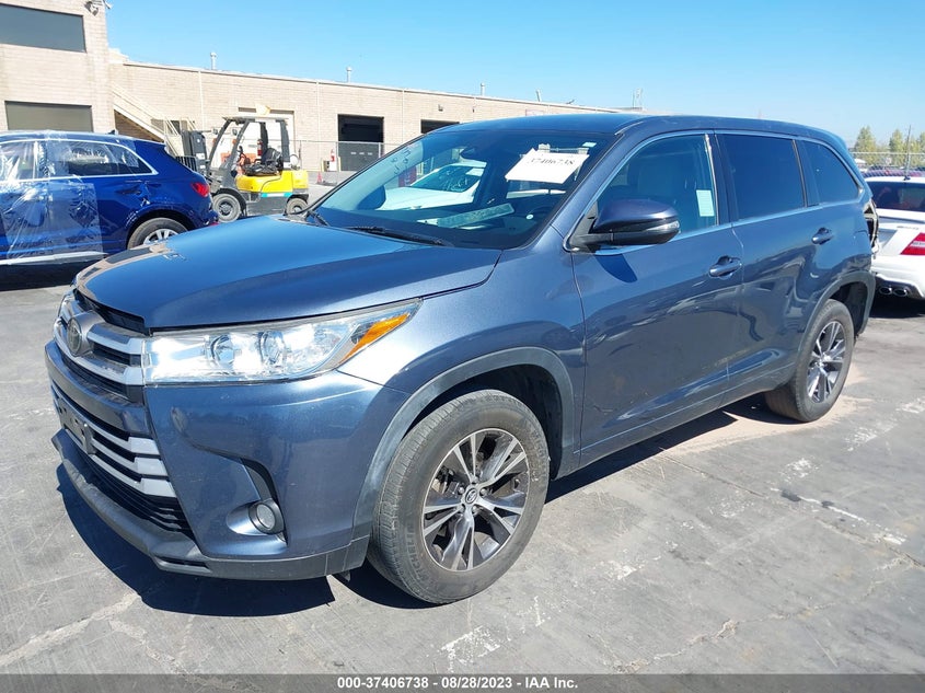 VIN 5TDZZRFH9JS256182 2018 TOYOTA HIGHLANDER LE