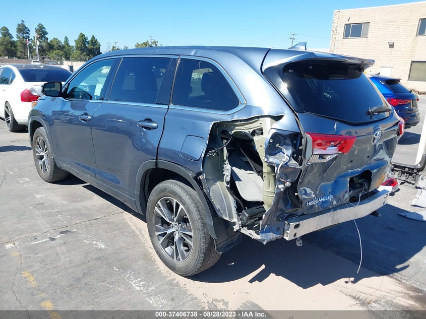 VIN 5TDZZRFH9JS256182 2018 TOYOTA HIGHLANDER LE