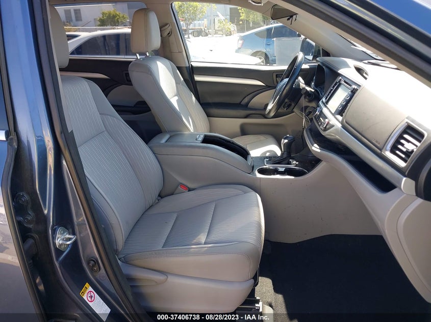 VIN 5TDZZRFH9JS256182 2018 TOYOTA HIGHLANDER LE