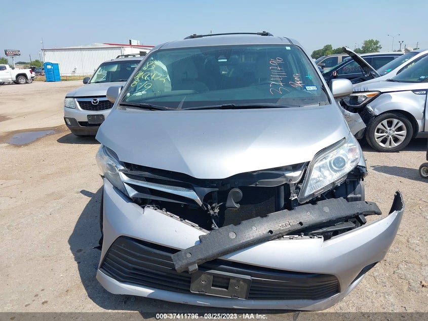 VIN 5TDKZ3DC6JS946560 2018 TOYOTA SIENNA LE