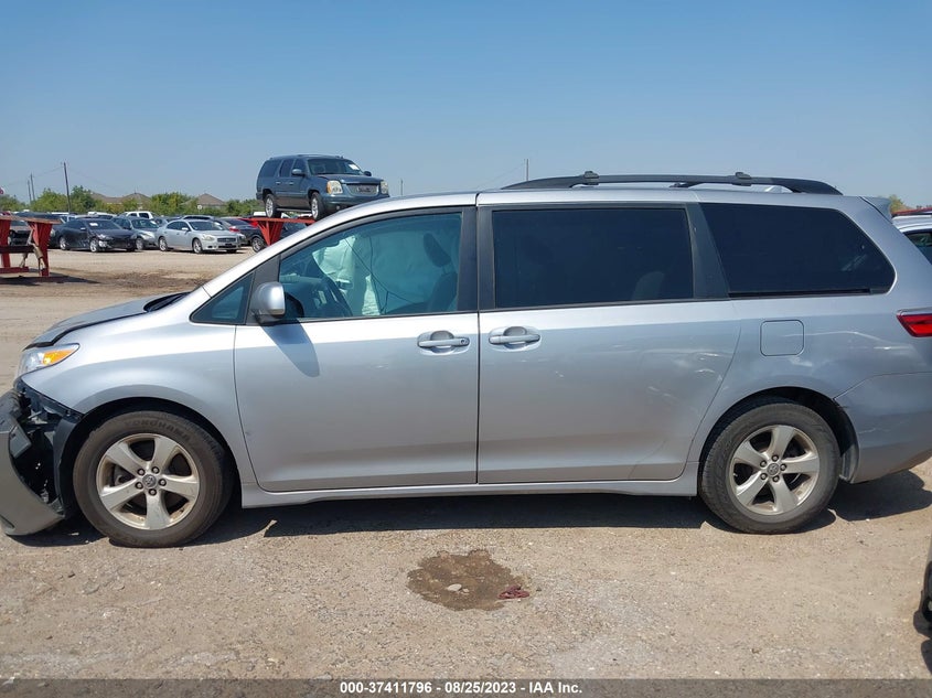 VIN 5TDKZ3DC6JS946560 2018 TOYOTA SIENNA LE
