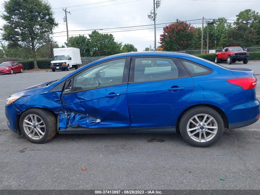VIN 1FADP3FEXJL238090 2018 FORD FOCUS SE