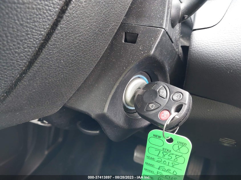 VIN 1FADP3FEXJL238090 2018 FORD FOCUS SE