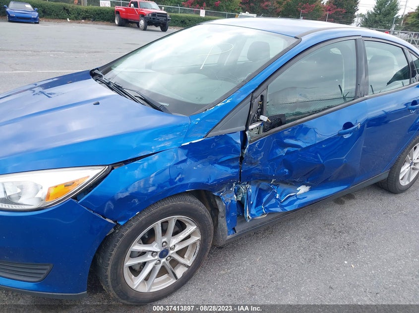 VIN 1FADP3FEXJL238090 2018 FORD FOCUS SE