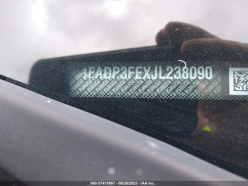 VIN 1FADP3FEXJL238090 2018 FORD FOCUS SE