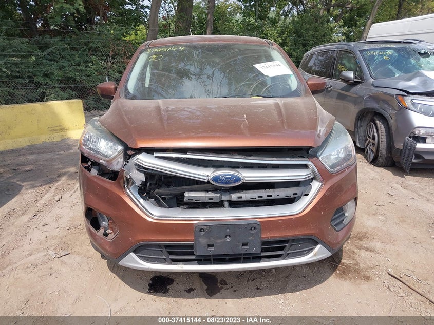 VIN 1FMCU9GD8HUA58985 2017 FORD ESCAPE SE