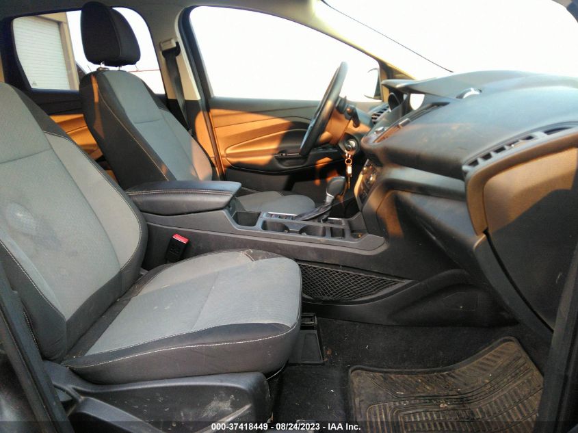 VIN 1FMCU9GD3HUC81015 2017 FORD ESCAPE SE