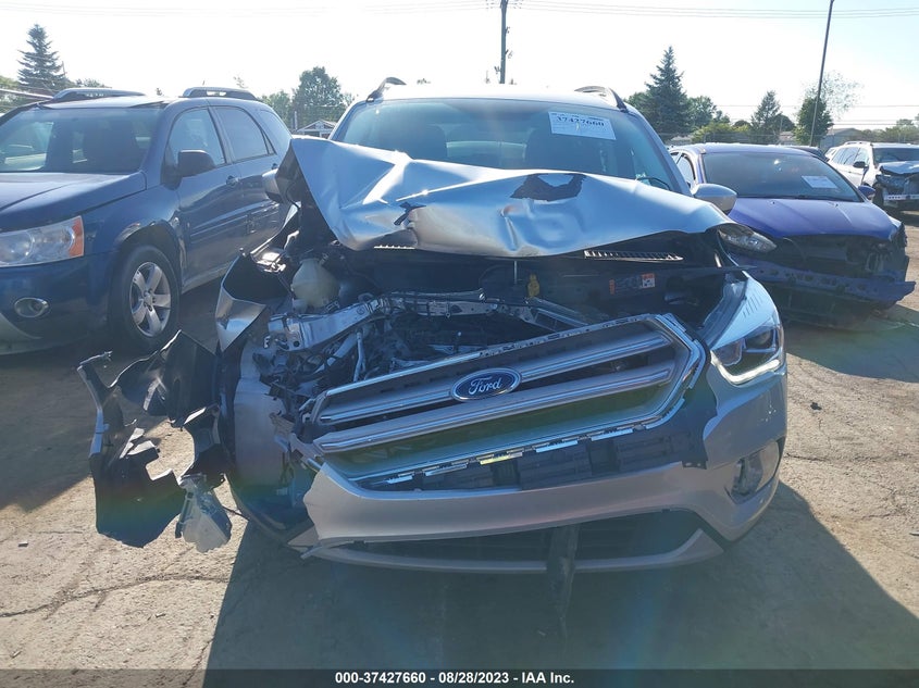 VIN 1FMCU9GD5HUC23049 2017 FORD ESCAPE SE