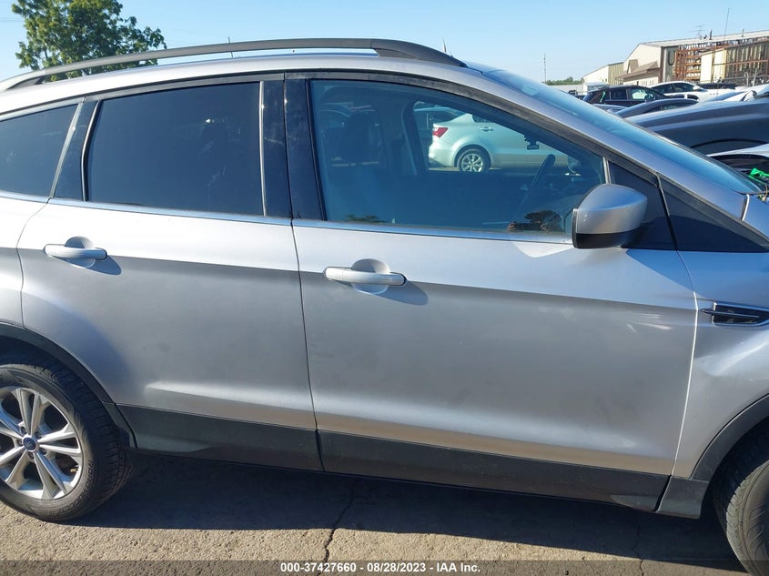VIN 1FMCU9GD5HUC23049 2017 FORD ESCAPE SE