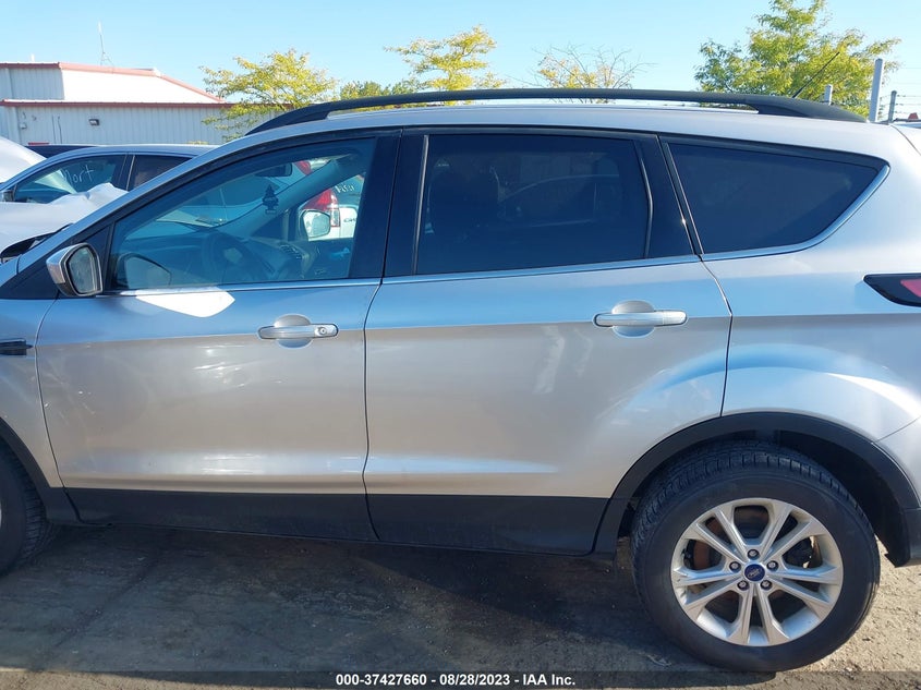 VIN 1FMCU9GD5HUC23049 2017 FORD ESCAPE SE