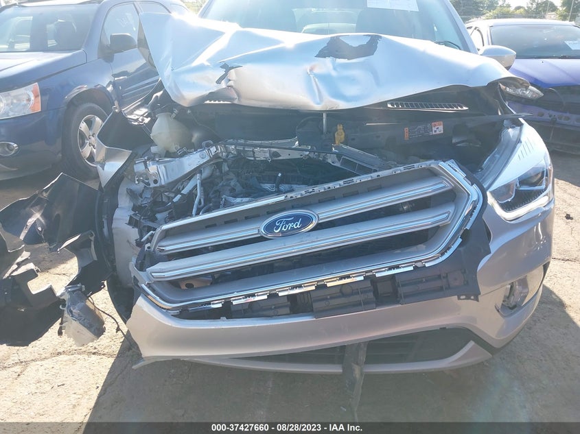 VIN 1FMCU9GD5HUC23049 2017 FORD ESCAPE SE