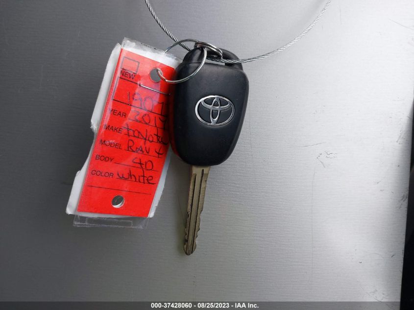 2017 TOYOTA RAV4 XLE - JTMWFREV4HJ100805