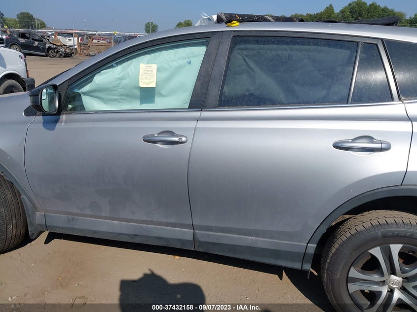 VIN 2T3ZFREV1JW504357 2018 TOYOTA RAV4 LE