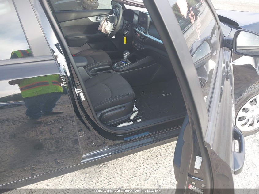 VIN 3KPF24AD1PE566067 2023 KIA FORTE LX