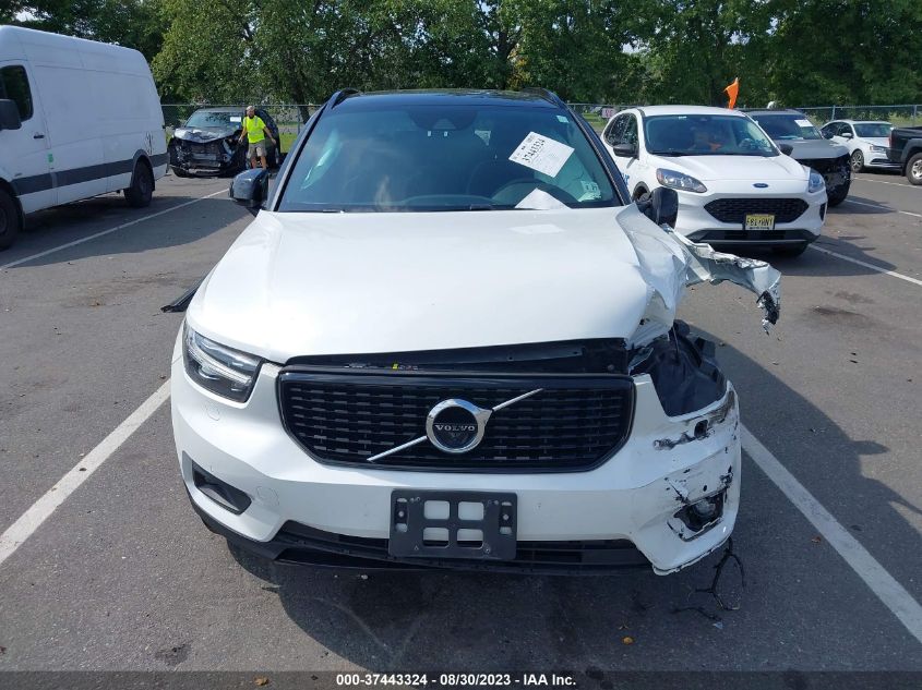 2022 VOLVO XC40 R-DESIGN YV4162UMXN2696287