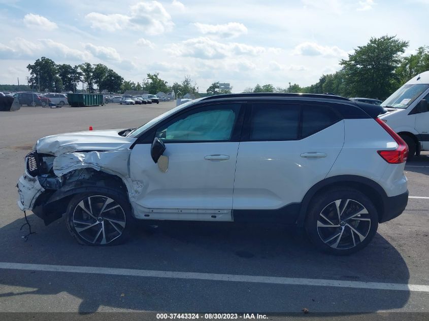 2022 VOLVO XC40 R-DESIGN YV4162UMXN2696287