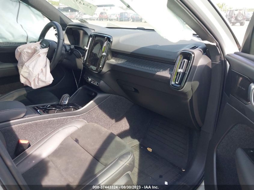 2022 VOLVO XC40 R-DESIGN YV4162UMXN2696287